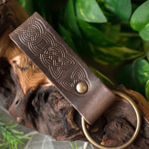Keltische leren houder met ring, bruin