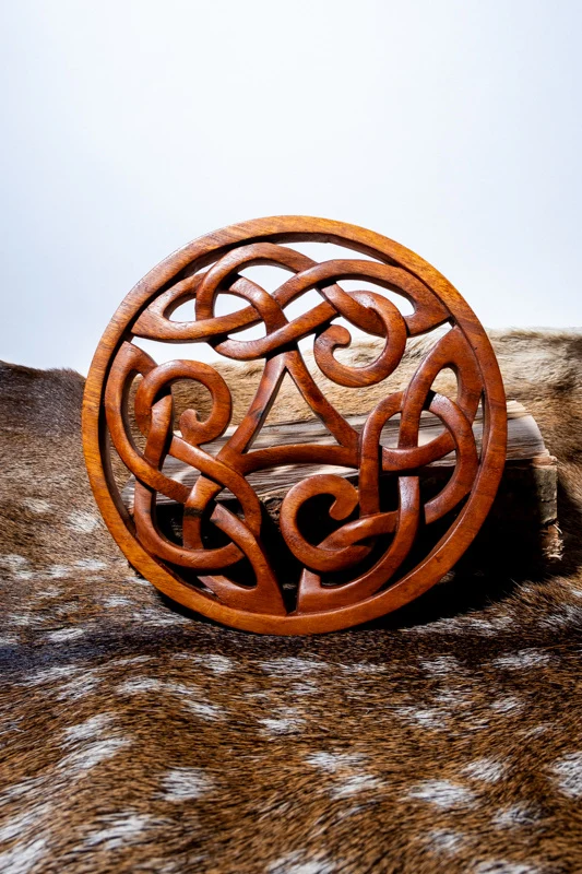 Houtsnijwerk Keltische triskelion