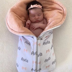 Porta Bebê em Plush Menina